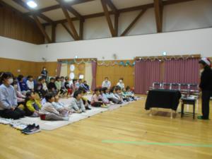 12月お話の広場　手遊びの様子