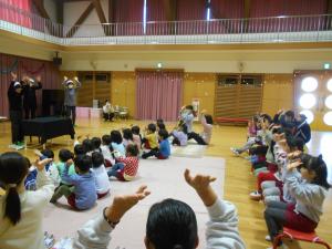 サンタさんの手遊びをしています