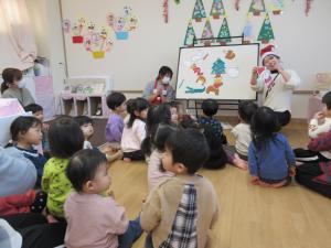 もりのクリスマスのパネルシアターを見ているところ