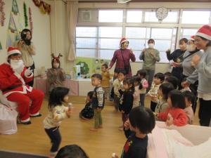 あわてんぼうのサンタクロースのダンスを踊っているところ