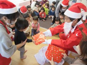 サンタさんからプレゼントをもらっているところ