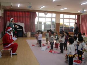 曲に合わせて楽器を演奏しているところ