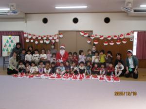 プレゼントをもらって写真撮影をしているところ