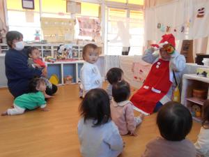 手袋シアターを見ているところ