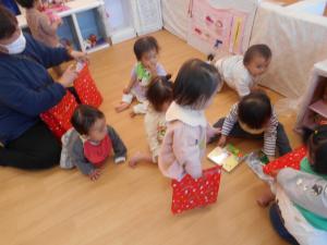 プレゼントを持っているところ