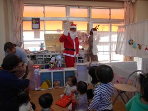 サンタさんに手を振っているところ