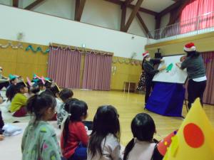 パネルシアターを集中してみています