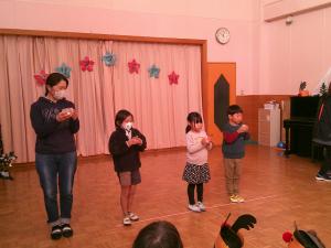 クリスマス会でキャンドルサービスをする子ども達