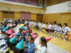 中学校の吹奏楽部の演奏を聞いています