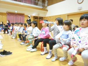 5歳児が演奏の真似をしながら聞いています