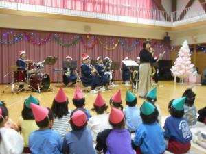 みんなで演奏に合わせて歌いました