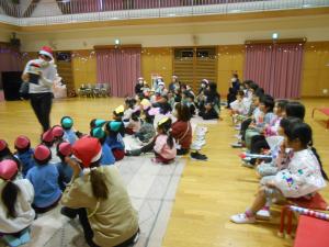 先生のマジックショーを見ています