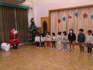 サンタさんに楽器遊びを見てもらっている