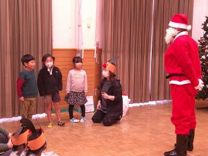 サンタさんに質問している5歳児