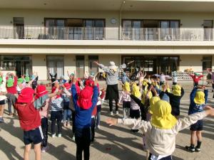 ラララ体操をしています