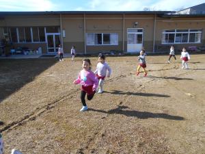 5歳児そりの跡を走ったよ
