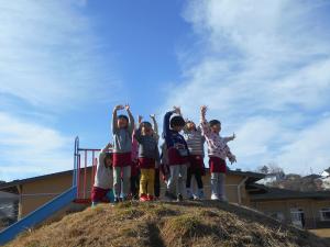 5歳児山の上から手を振っています