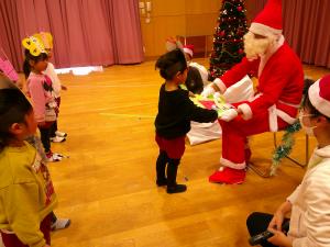 3歳児サンタさんにもらったよ