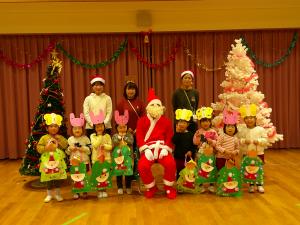 3歳児サンタさんと写真