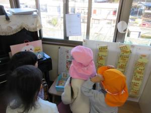 みかん組の部屋でサンタからの手紙を見つけました