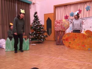 お話遊びをする保育者