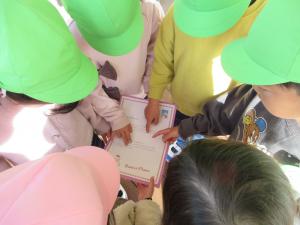 年長児に手紙を読んでもらっています