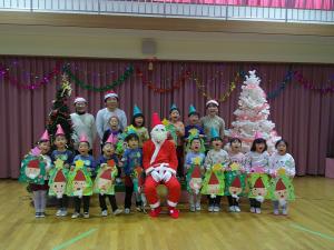 4歳児サンタさんと一緒に写真