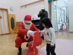 プレゼントをもらう3歳児