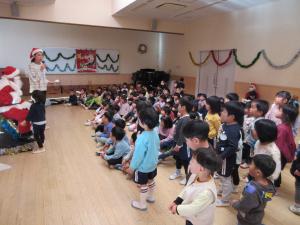 ももぐみ、サンタさんに質問をしています