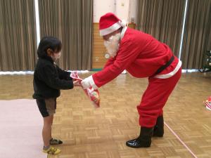 プレゼントをもらっているところ