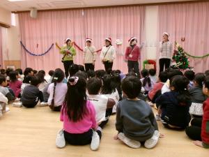 ハンドベルの紹介をしています