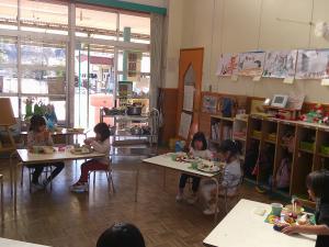給食を食べている幼児組