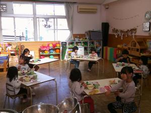 みんなでご飯を食べているところ