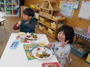 給食を喜んで食べているところ