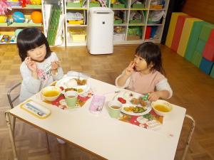 お姉ちゃんと一緒に食べる3歳児