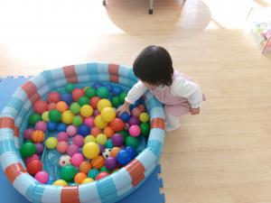 0歳児　ボールを取って