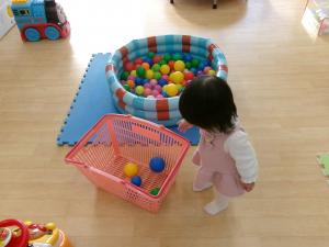 0歳児　ボール遊び