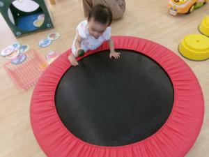 0歳児　登ったり降りたり