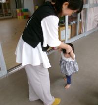 お母さんと一緒にお散歩