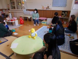 栄養士さんを囲んで話を聞いています