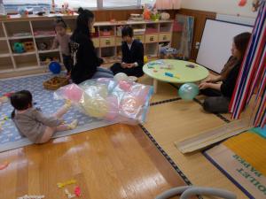 風船を膨らませて、布団圧縮袋に入れています