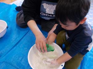 水を少しづつ入れてコネコネしています