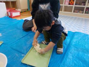 手にくっつかなくなってお餅のように柔らかい粘土ができました