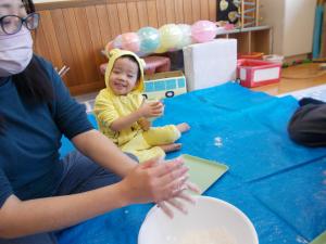 柔らかい粘土の感触に思わずにっこりしています。