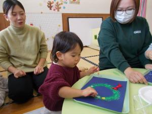 １２月の製作「リース」にシールを貼っています