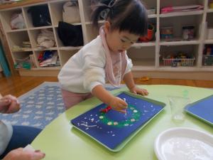 集中して綿棒でスタンプをしています