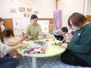 星形のリースをみんなでワイワイ言いながら作っています。