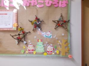 出来上がったリースを入り口に飾りました