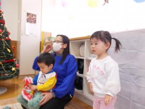 ちょっとサンタさんが怖いと離れてみています