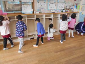 5歳児ロッカーの前を掃除しています